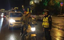 万山交警开展冬季酒驾整治行动保平安