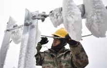 松桃:抗冻救灾 抢修线路