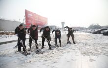 铜仁市城管局全力打通凤凰机场出口雪凝道路