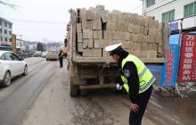 万山交警开展2018年春运首日交通安全宣传活动