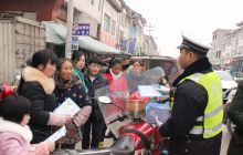 高速交警德江大队开展春节前交通安全宣传活动