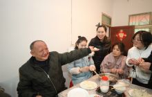 玉屏敬老院里年味浓