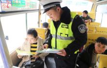 万山交警走进客运站开展“平安春运”宣传教育活动