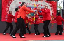 德江土家花灯展演共庆新春佳节