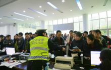 万山交警开展道路交通事故“快处快赔”宣传活动