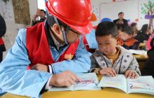 松桃供电局青年志愿者送文化下乡开展志愿服务活动