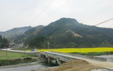松桃县平头镇平土村水清路通花香春景迷人