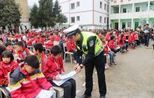 万山交警进学校开展交通安全知识讲座