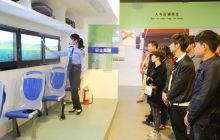 万山交警组织驾校学员到驾驶人教育基地进行参观体验活动