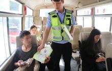 万山交警走进客运站开展道路交通安全宣传检查工作