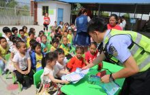 万山交警走进辖区幼儿园开展交通安全知识教育课