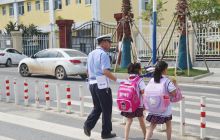 万山交警夏季“护学岗”为学生们撑起平安出行的“保护伞”