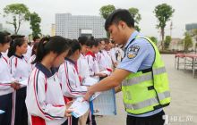 万山交警走进铜仁六中开展摩托车交通安全知识专题宣传活动