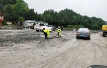 暴雨来袭 万山交警排险除患保畅通