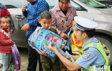万山交警下乡开展“六一”慰问贫困儿童