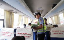 万山交警走进客运及危化企业开展交通安全宣传检查工作