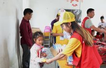 爱心人士走进松桃岑硐村小学开展爱心活动