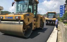 松桃506县道寨英镇上寨村路段铺油忙