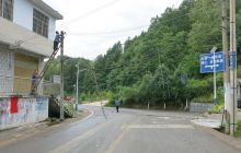 松桃路政及时清除公路上空凌乱管线安全隐患