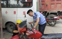 万山交警车管下乡“民事村办”受好评