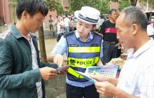 万山交警进社区宣交规 居民交通安全心间筑