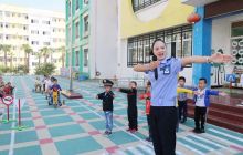 万山交警走进幼儿园开展“礼让斑马线，遵守红绿灯”交通安全主题宣讲活动