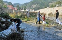 碧江区桐木坪乡全面清理河道垃圾