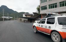 松桃县寨英古镇人民走上沥青路