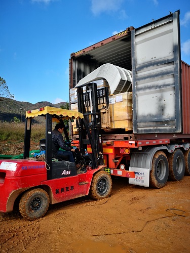 笔者现场看到,从意大利引进的首批设备到货后,三台卸货叉车就忙碌卸货