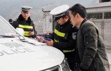 万山区强化农村交通安全宣传和执法力度