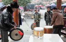 鼟锣之乡卖鼟锣 买得鼟锣共欢乐