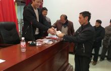 松桃县普觉镇83户贫困户喜领分红笑开颜   