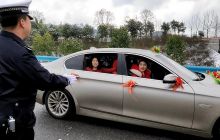 凝冻天气 高速交警护送接亲队伍