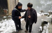 松桃寨英驻村工作队冒严寒慰问贫困户