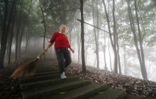 七旬老人杨再娥义务清扫山路10余年