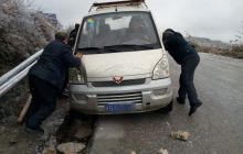 松桃路政热心帮助一外地被困车辆受赞