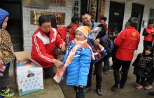 爱心人士为碧江区棉花坪村贫困儿童送温暖