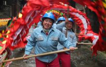 电网员工舞龙庆贺新春