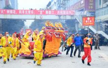 德江举行火龙节巡游活动