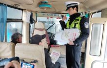 万山交警进汽车南站开展元宵节交通安全宣传工作