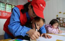 松桃供电局慰问帮扶村幼儿园助力脱贫攻坚战