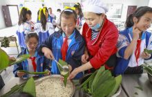 又近端午学包粽