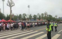 松桃交通运输执法人员全力为爱心送考保畅