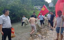 印江自治县民政局与杨柳镇共同开展“党建护河”巡河工作