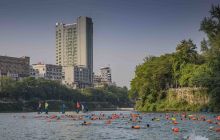 铜仁市游泳协会180余名会员畅游锦江河