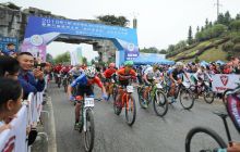 第三届“多彩贵州”自行车联赛(总决赛)玉屏站开赛