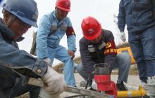 松桃供电局重装护身防冰灾