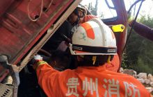 玉屏：货车侧翻司机被困 消防指战员火速救援