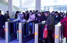 铜仁火车站迎来返乡游子