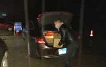 玉屏县小伙自驾给疫情防控执勤点送物资